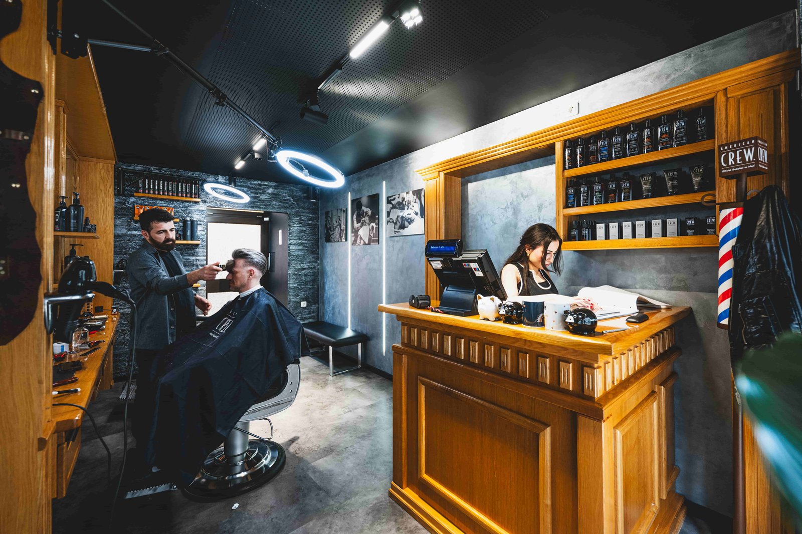 Friseur bei der Arbeit im Makosan Haarstudio Regensburg