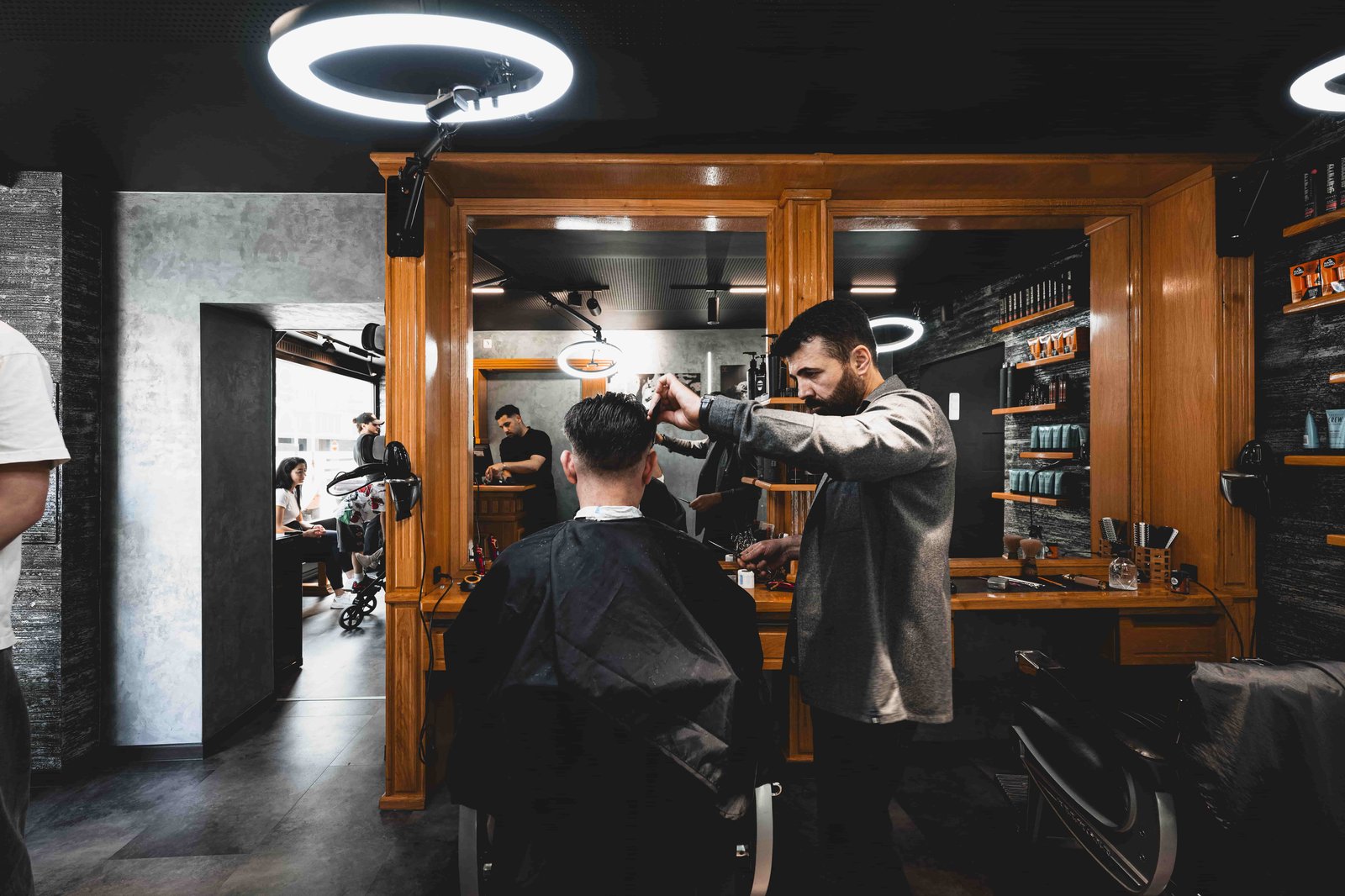 Innenraum des Friseursalons Makosan Haarstudio in Regensburg
